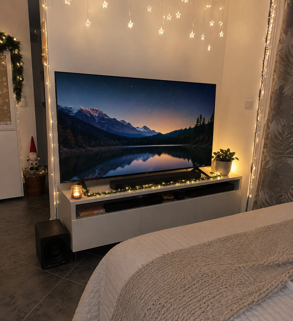 Téléviseur réparé allumé dans une chambre décorée pour Noël