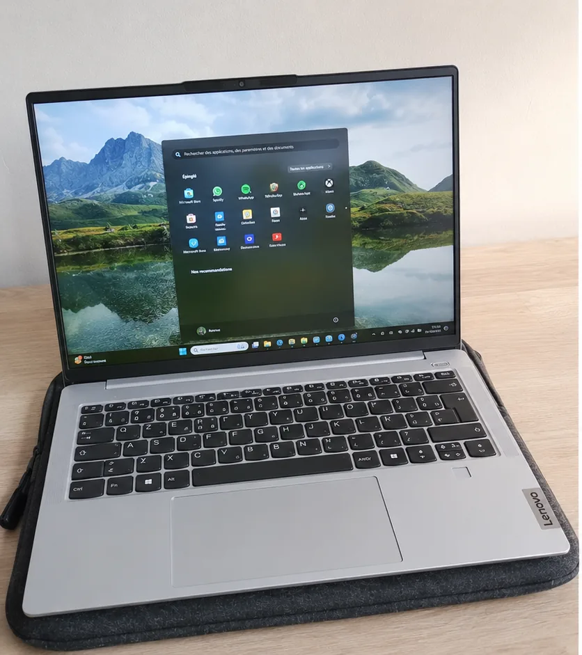 Portable Lenovo réparé affichant le bureau Windows 11 après réinstallation
