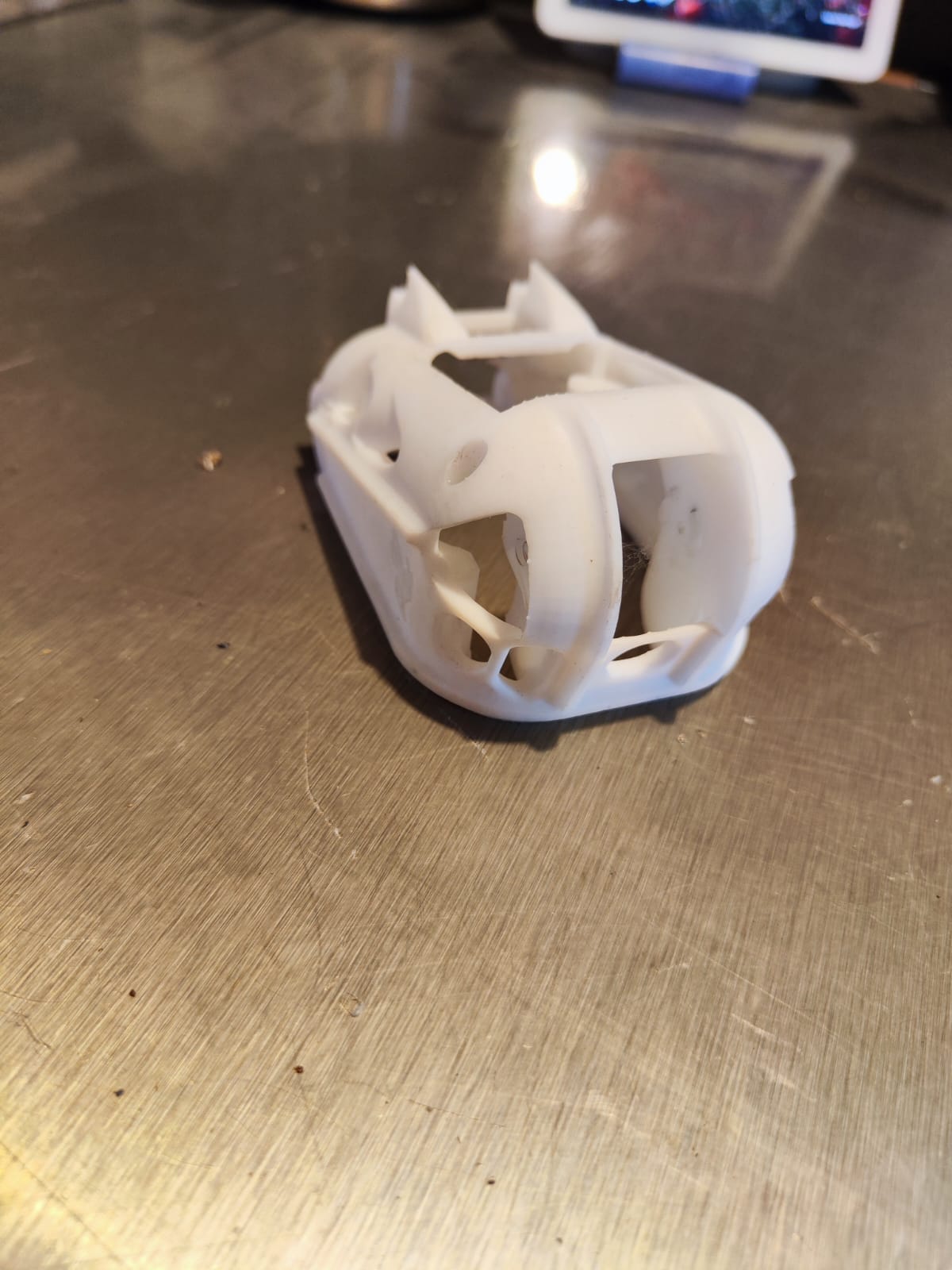 Prototype de canopie imprimé en résine water, vue de face avec les découpes pour la caméra et l'électronique